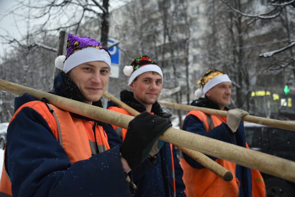 Два брата и сын против снегопада