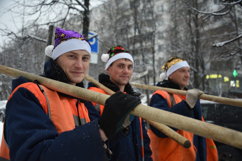 Два брата и сын против снегопада