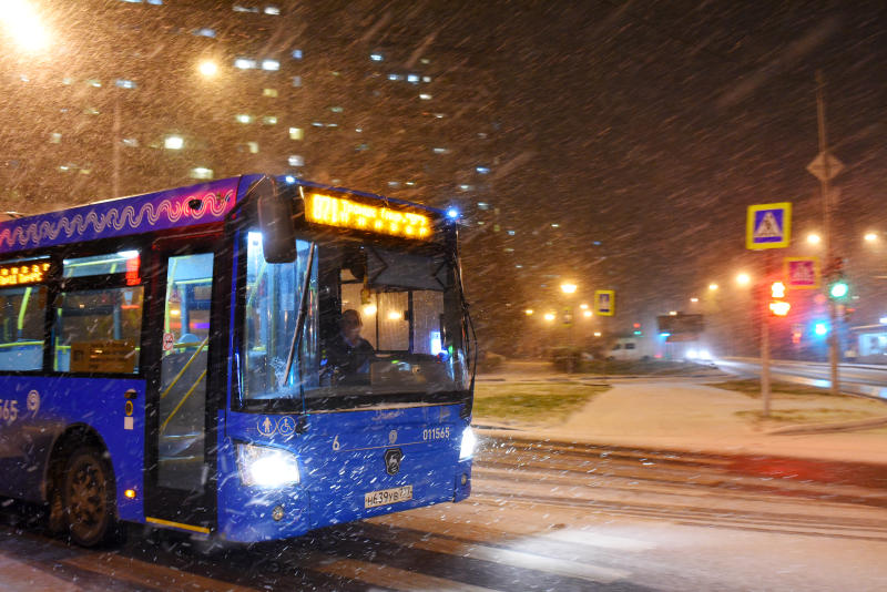 Москвичей призвали отказаться от автомобилей из-за снегопада