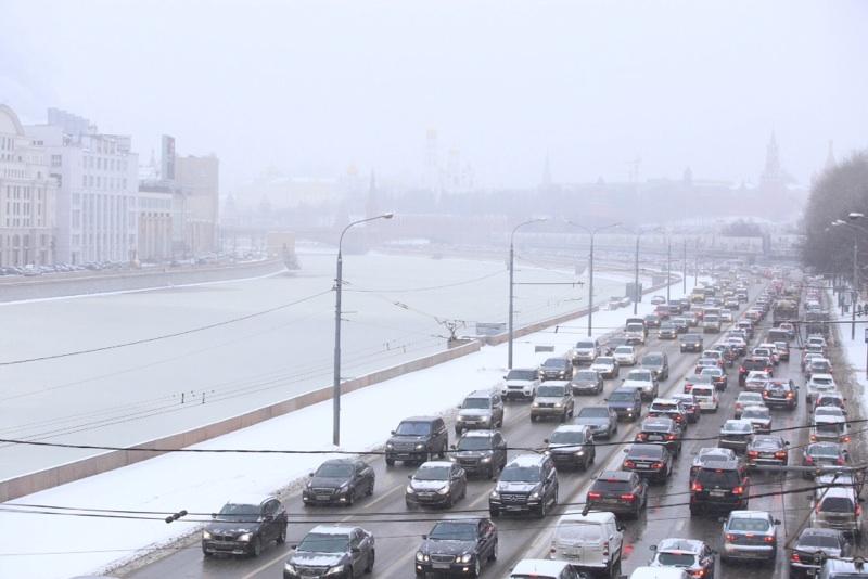 Осложнение ситуации на дорогах спрогнозировали в Москве