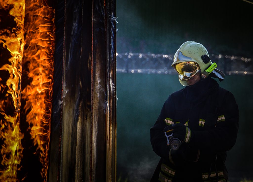 Две девочки стали жертвами пожара на юге Москвы, работает МЧС