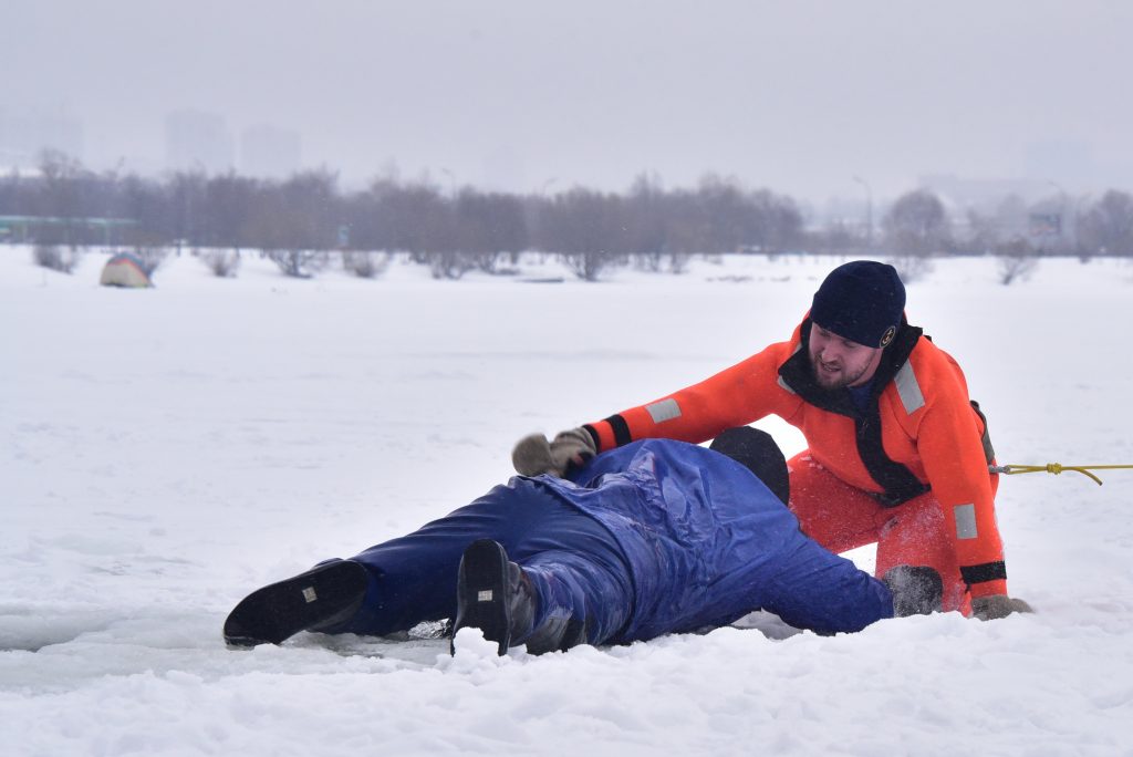 Москвичей предостерегли от проверки толщины льда на водоемах с помощью прыжков