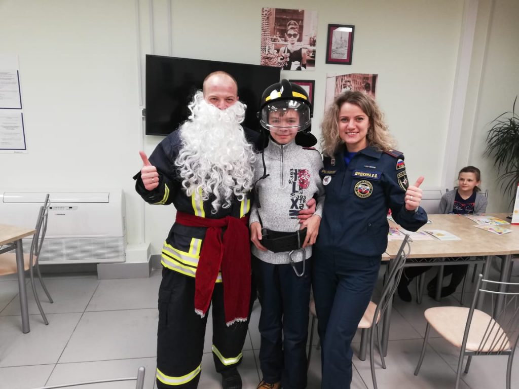Пожарный Дед Мороз шагает по Южному Округу Столицы
