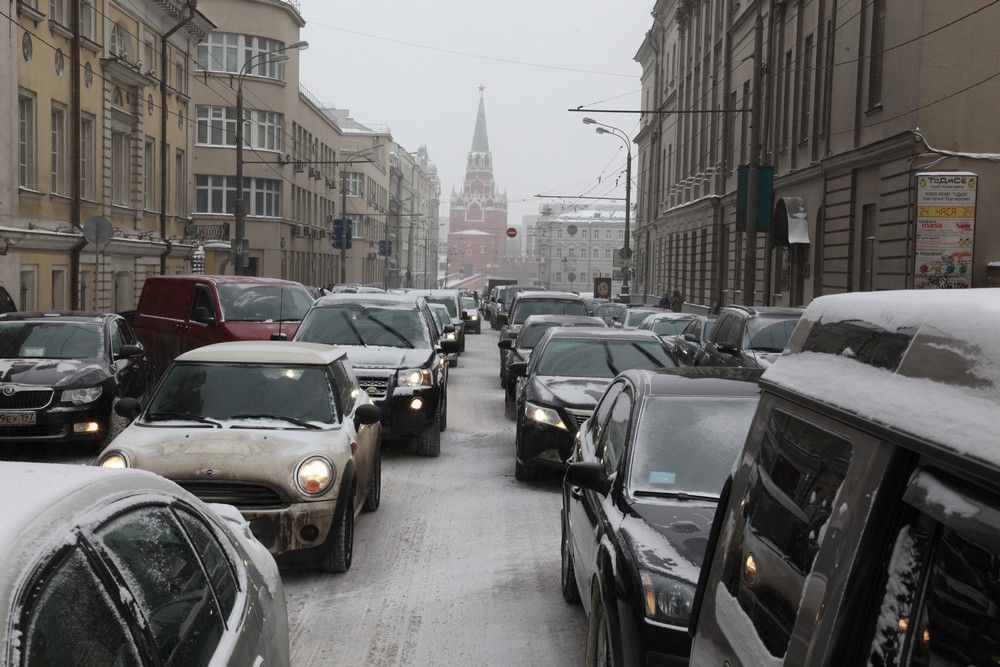 Снежные заносы спровоцировали «желтый» уровень опасности 22 декабря в Москве