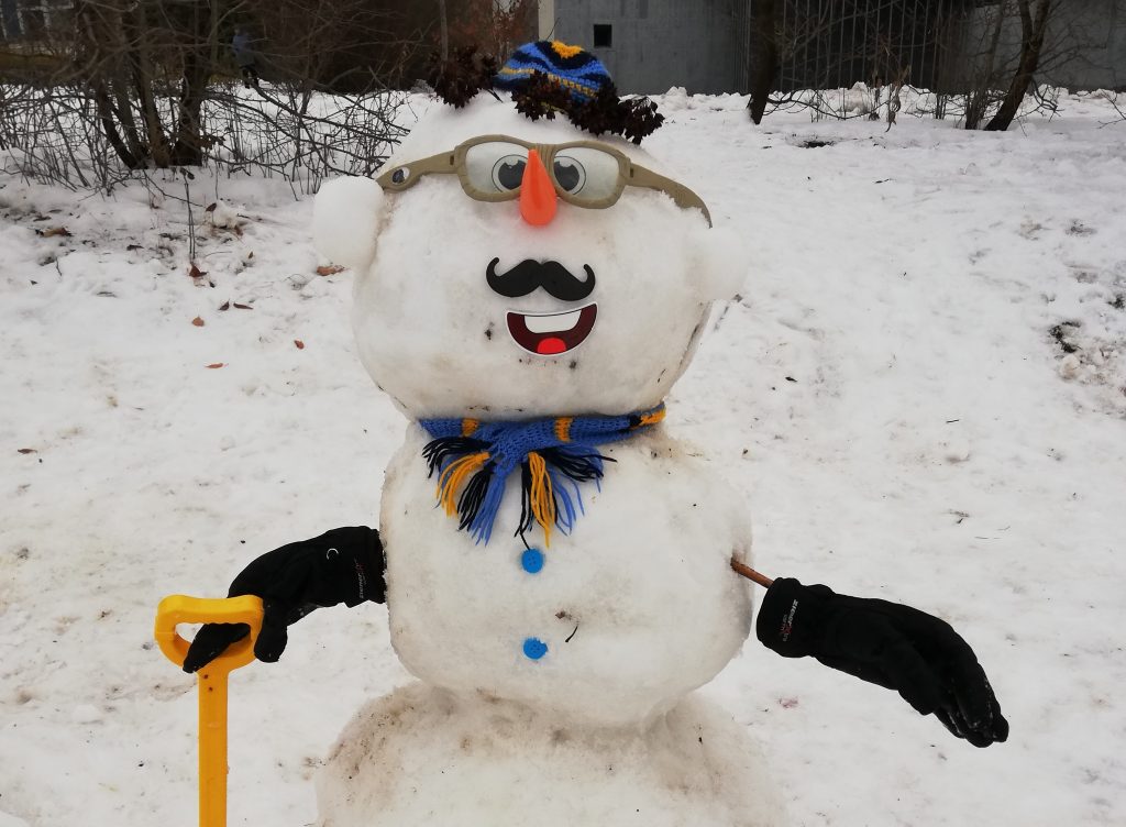 Снежный мечтатель: жители Южного округа прислали фото снеговика