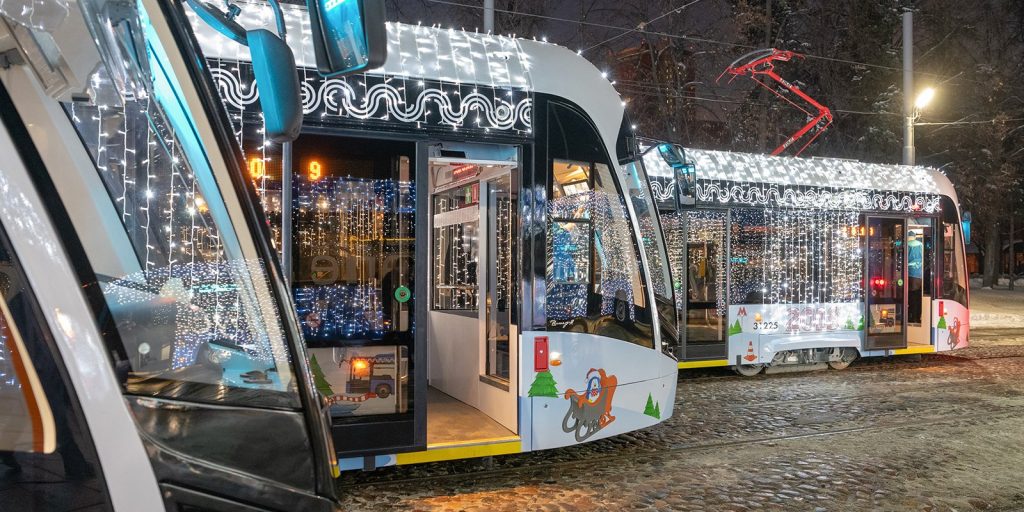 Праздник к нам приходит: в Москве запустили тематически разукрашенный транспорт. Фото: сайт мэра Москвы