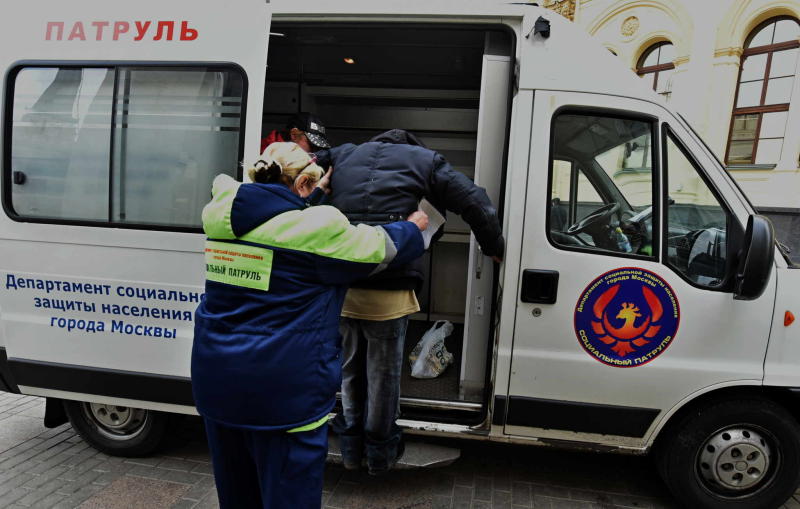 Жителей Москвы призвали помогать бездомным пережить морозы
