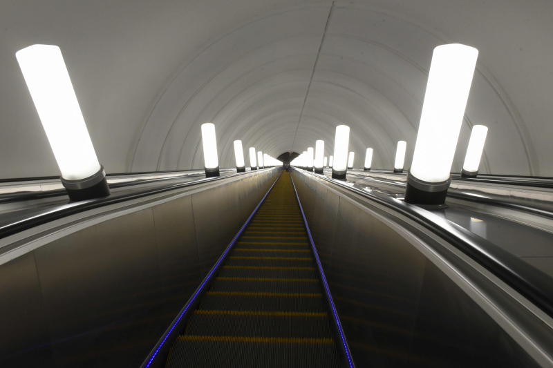 Метро Москвы начало использовать ступени эскалаторов для информирования пассажиров