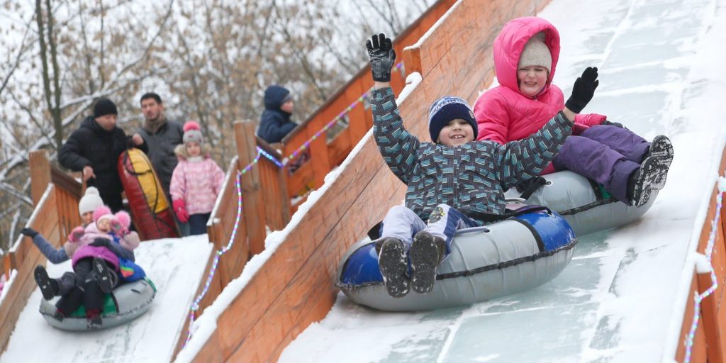Более 200 снежных и ледяных горок откроют в Москве