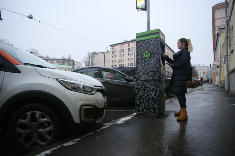 Водителям помогут разобраться в новых правилах парковки в Москве