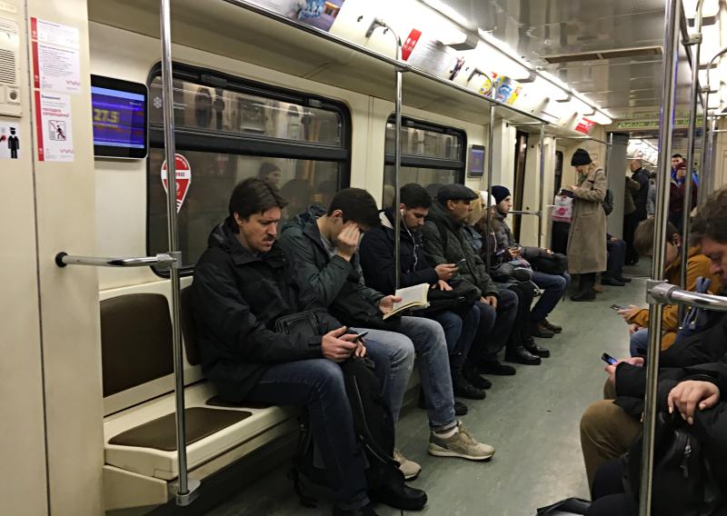Поздравления президента с Новым годом можно будет посмотреть в вагонах метро. Фото: Анна Быкова