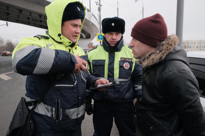 Полицейские ЮАО на улице Вавилова задержали подозреваемых в грабеже