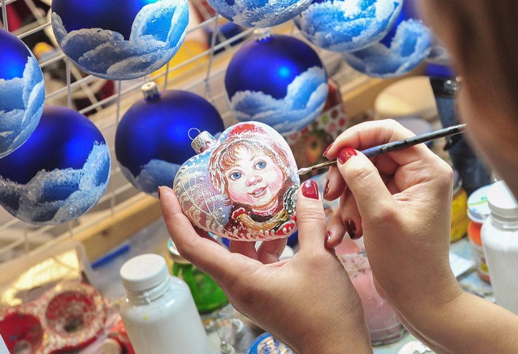 Жителей юга научат делать старинные новогодние игрушки. Фото: сайт мэра Москвы