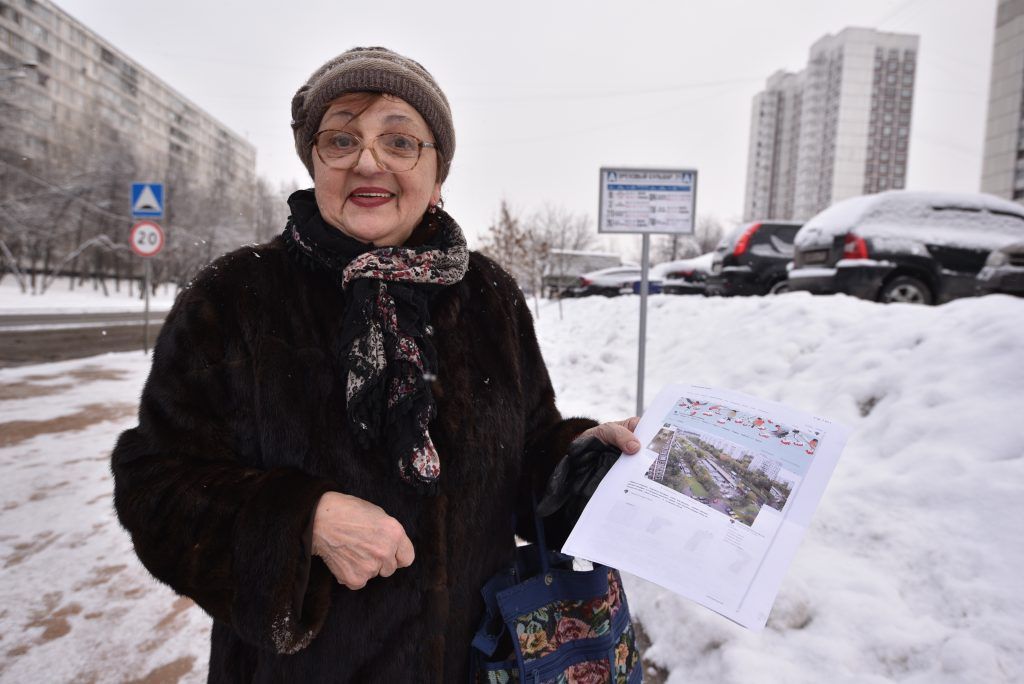 19 декабря 2018 года. Москвичка Татьяна Астафьева попросила помочь вернуть павильон с лавочкой на остановку «Ореховый бульвар, 21», который демонтировали во время благоустройства. Фото: Пелагия Замятина