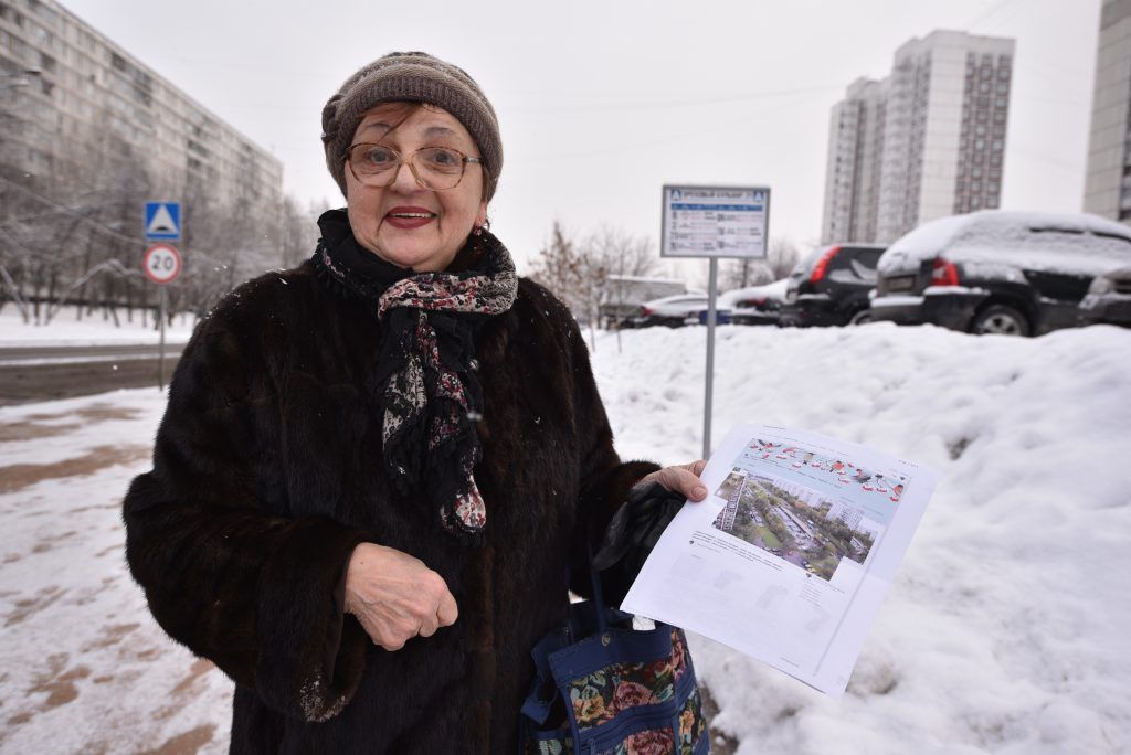 19 декабря 2018 года. Москвичка Татьяна Астафьева попросила помочь вернуть павильон с лавочкой на остановку «Ореховый бульвар, 21», который демонтировали во время благоустройства. Фото: Пелагия Замятина 