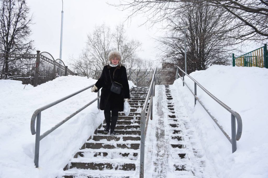 27 января 2019 года. Москвичка Мария Балаж спускается по очищенной лестнице, которая раньше была накатанной горкой. Фото: Пелагия Замятина 