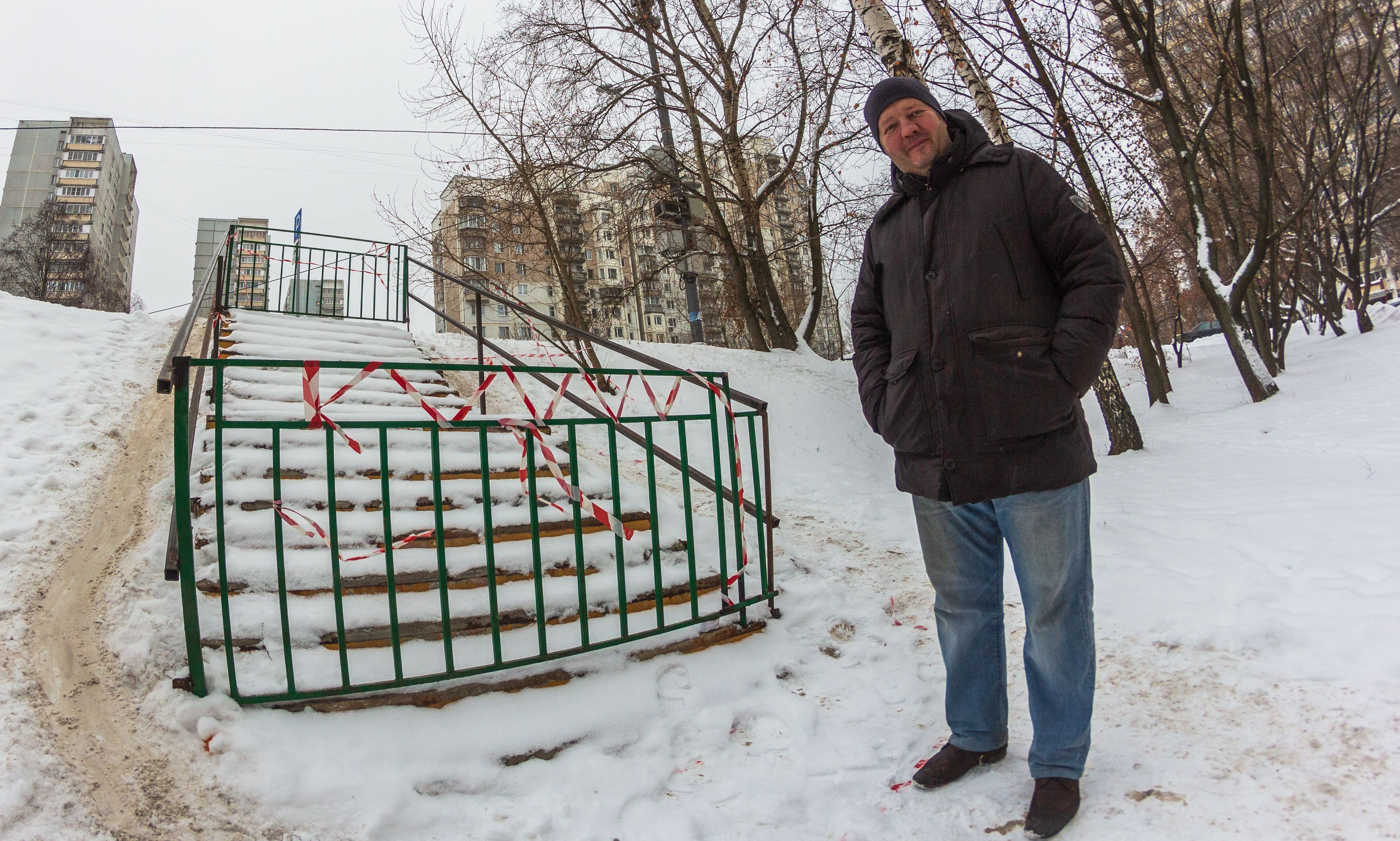 21 декабря 2018 года. Москвич Николай Якуничев показывает перекрытую лестницу. Фото: Сергей Добровольский