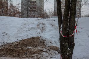 21 декабря 2018 года. Москвич Николай Якуничев показывает перекрытую лестницу, которая вела прямо на дорогу без пешеходного перехода. Теперь лестницу демонтировали, безопасный спуск находится через 30 метров. Фото: Сергей Добровольский