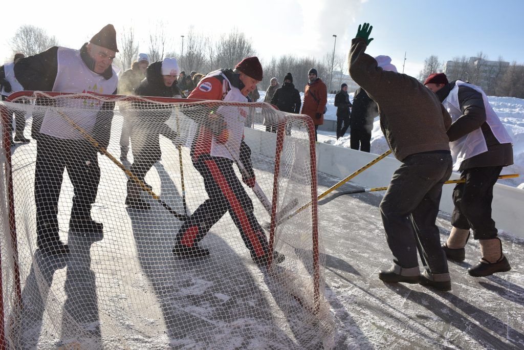 24 января 2019 года. Участники проекта Олег Орлов и Василий Кузнецов (слева направо) играют в хоккей. Фото: Пелагия Замятина