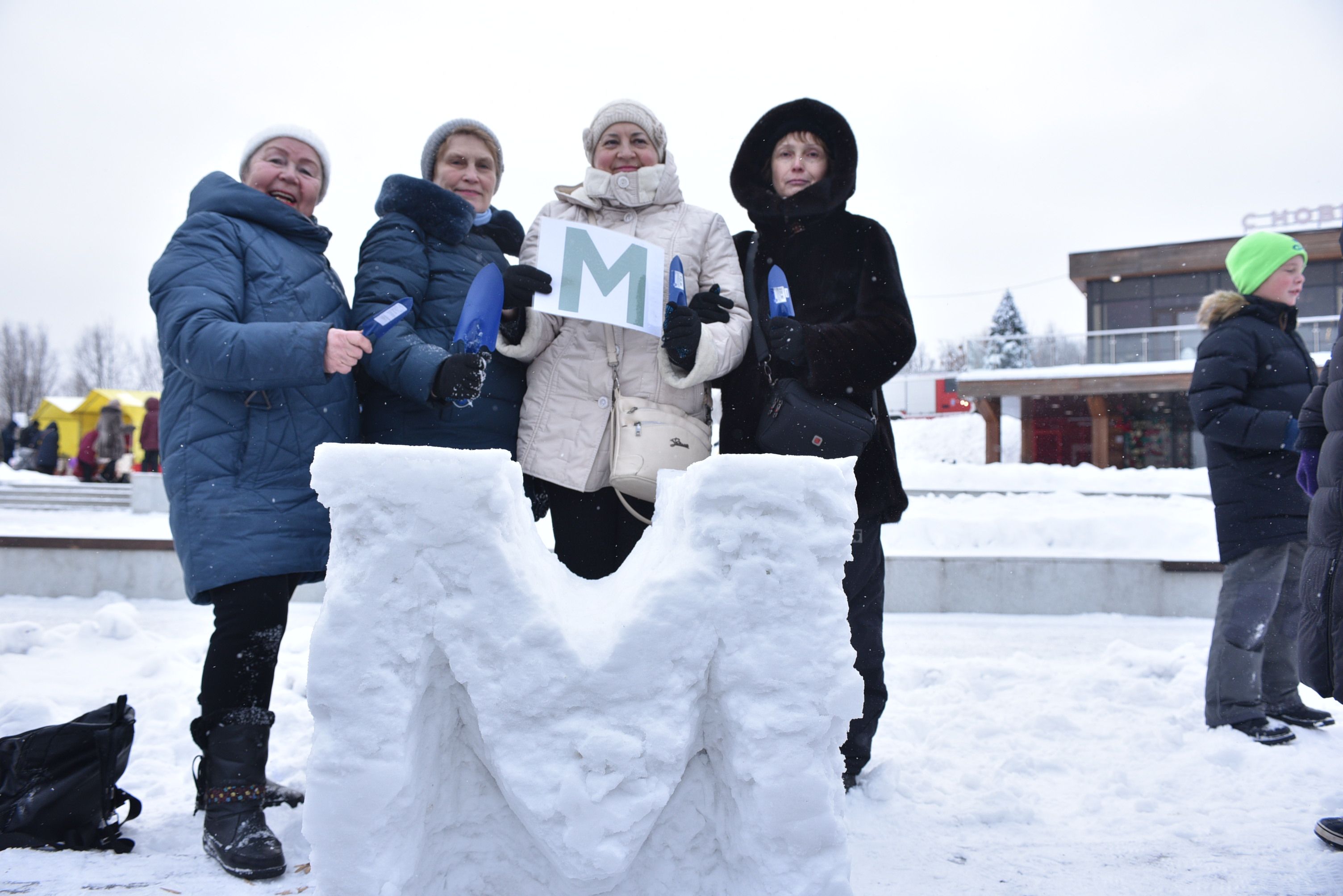 Новинка (слева направо) мастерят из снега букву «М» в парке «Садовники». Фото: Пелагия Замятина