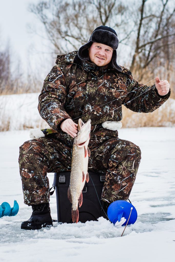 Особенности столичной рыбалки Зимняя рыбалка в Москве — один из популярных видов отдыха. Ведь только прудов в городе — больше четырехсот. К тому же протяженность Москвы-реки в столице — около 80 километров.