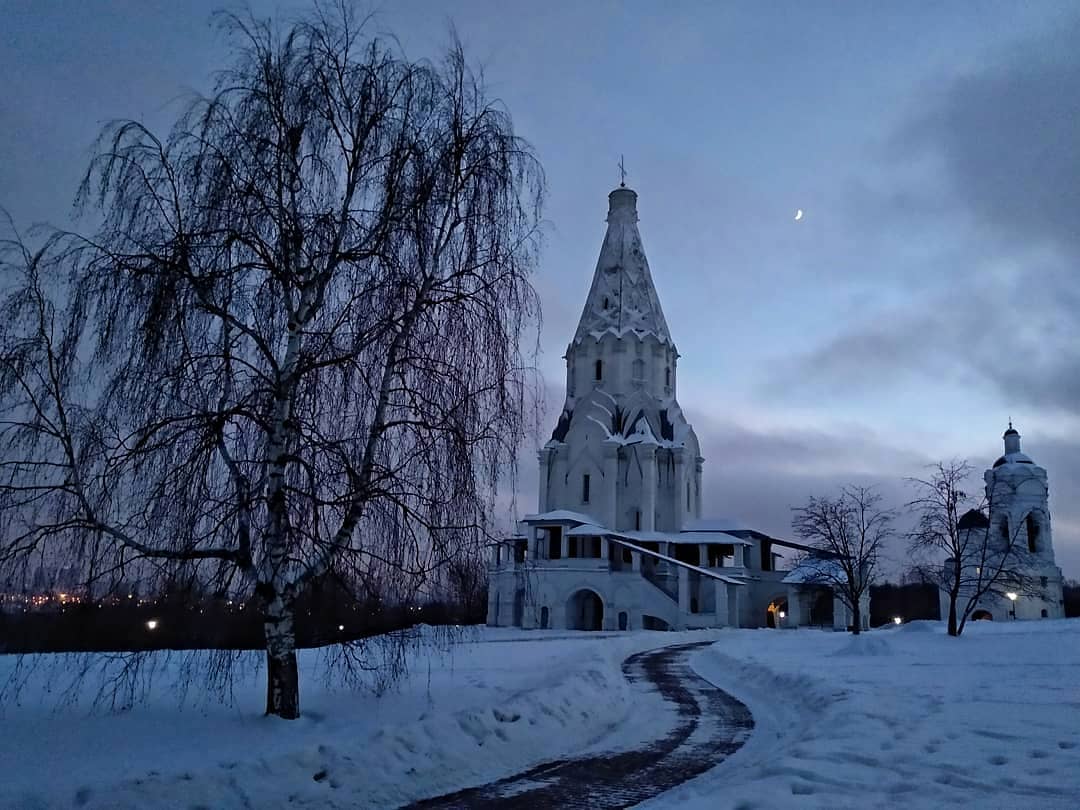 Народный корреспондент поделился фотографией вечернего «Коломенского»