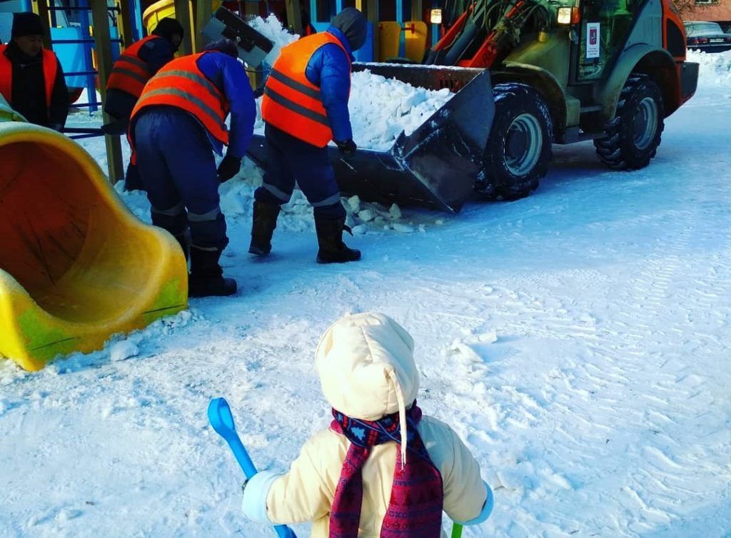 Юный народный корреспондент проследил за уборкой снега. Фото: пользователь xtreme_sister, Instagram Юный народный корреспондент проследил за уборкой снега. Фото: пользователь xtreme_sister, Instagram