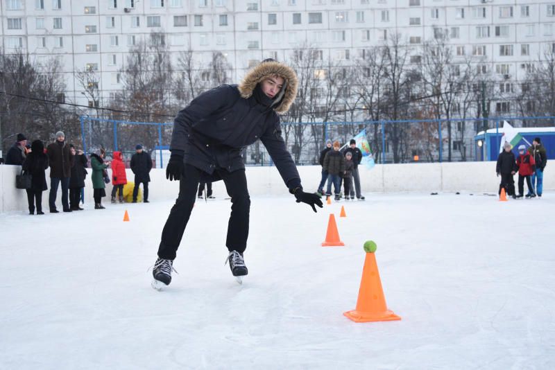 22 января 2019 года. Житель района Зябликово Тимур Минаев выполняет задание «змейка» на льду. Фото: Пелагия Замятина, «Вечерняя Москва»