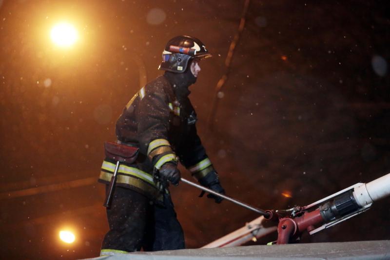Пожарные спасли четверых человек из горящей квартиры на юго-западе Москвы