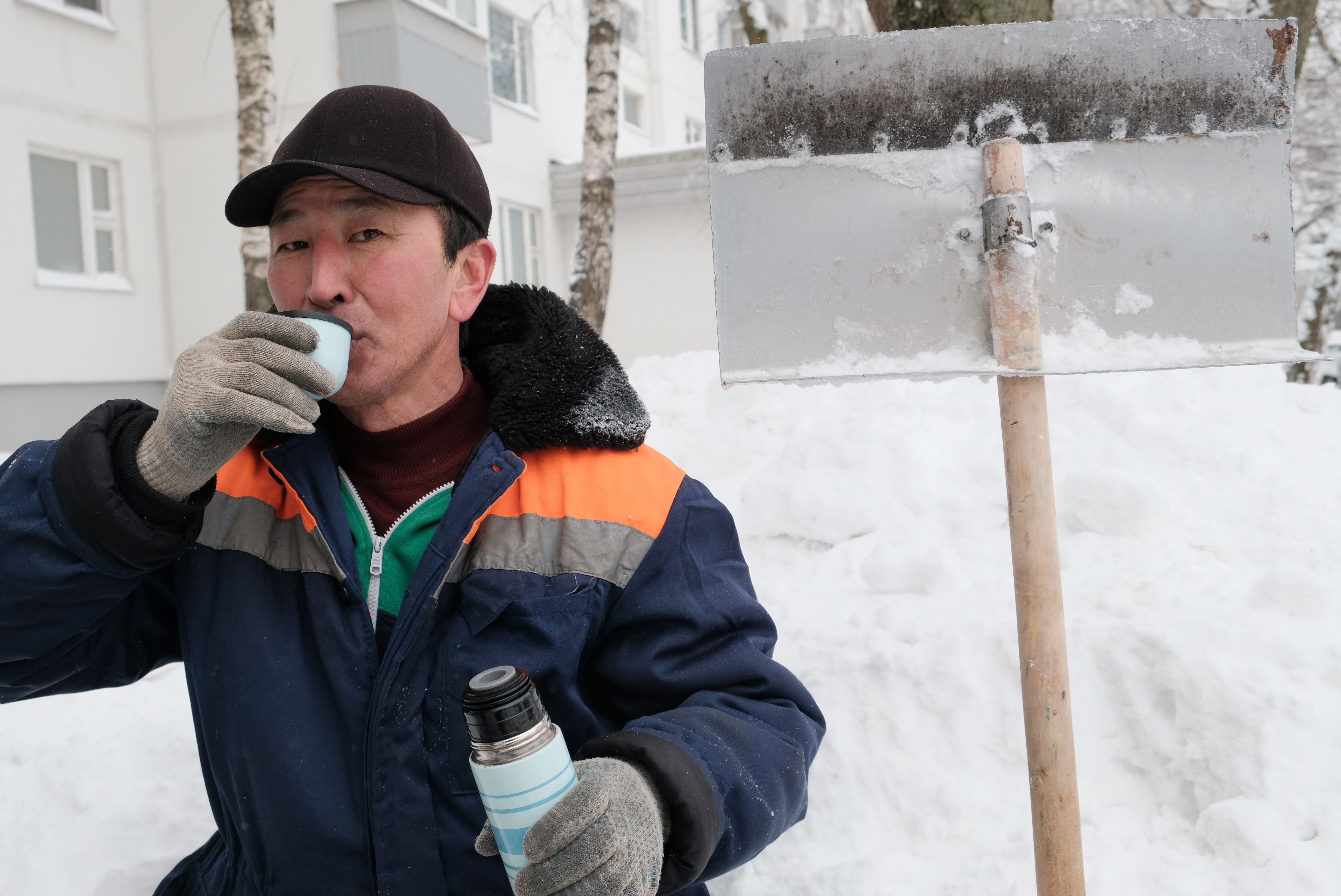 Москвичам рассказали о бесполезности алкоголя и кофе в морозы