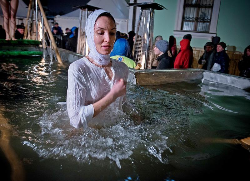 В проруби рекомендуется находиться не более минуты. Фото: Наталья Феоктистова