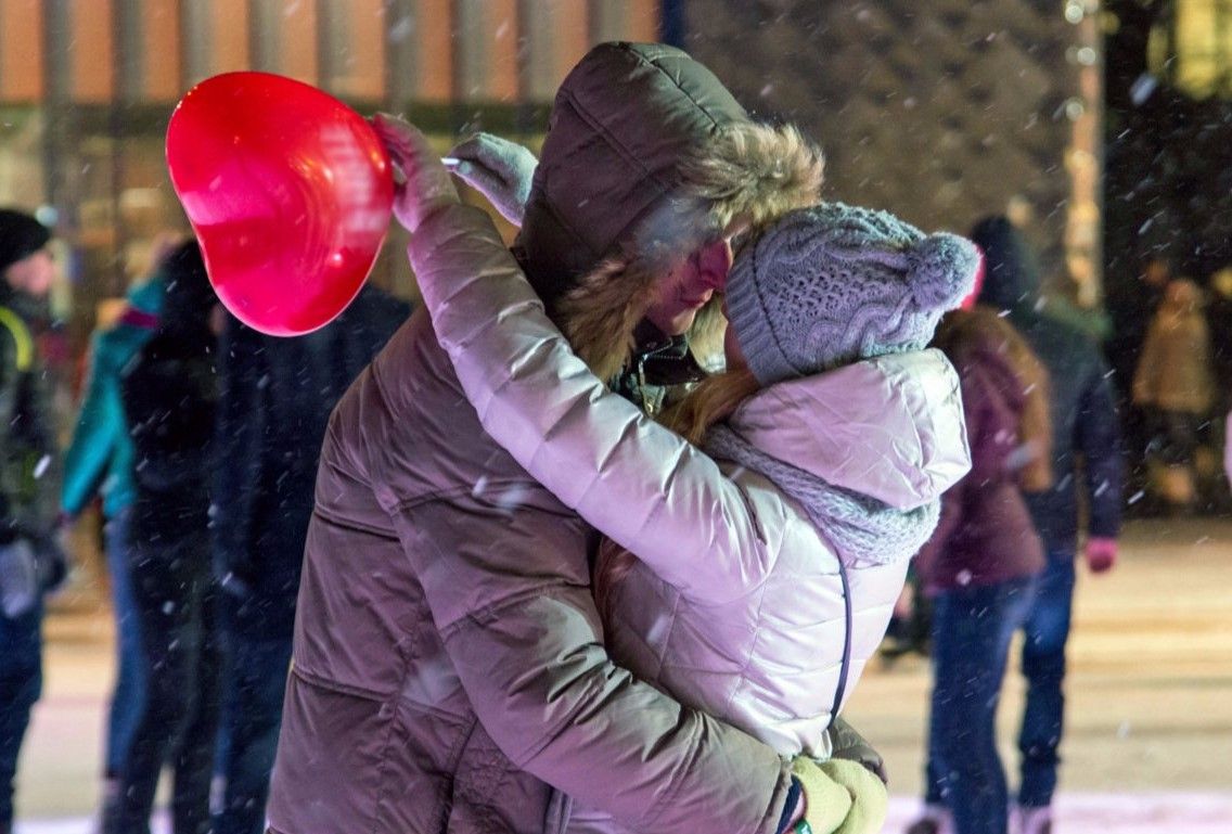 Праздники отмечающиеся 14 февраля. День влюбленных Москва. Празднование 14 февраля. День влюбленных в России отмечают.