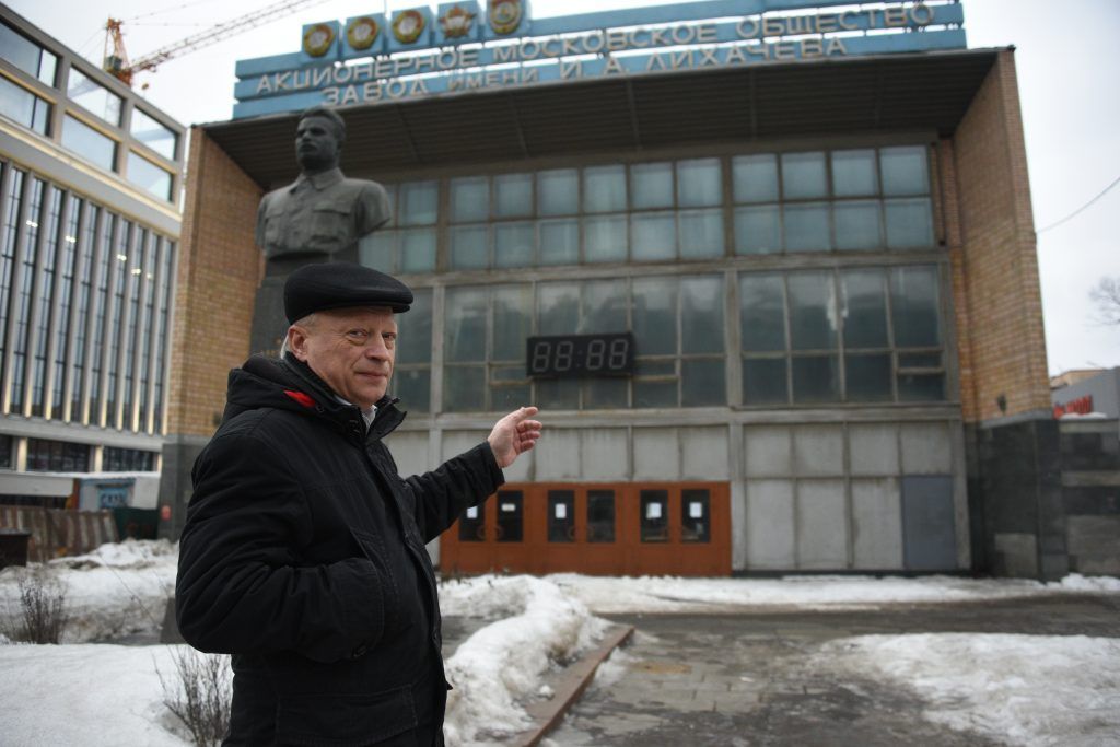 7 февраля 2019 года. Инженер Олег Абрамов показывает сохранившийся фасад здания завода. Фото: Пелагия Замятина