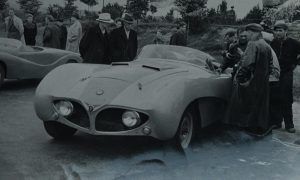 1957–1958 годы. Отец инженера Борис Андреевич Абрамов (на фото у машины справа, второй ряд) рассказывает о спортивной модели ЗИЛ-112/5. Фото из личного архива
