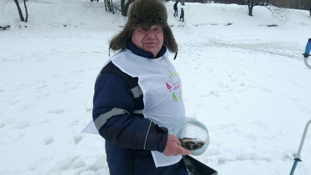 Вячеслав Севастьянов демонстрирует улов. Фото: Максим Землянский