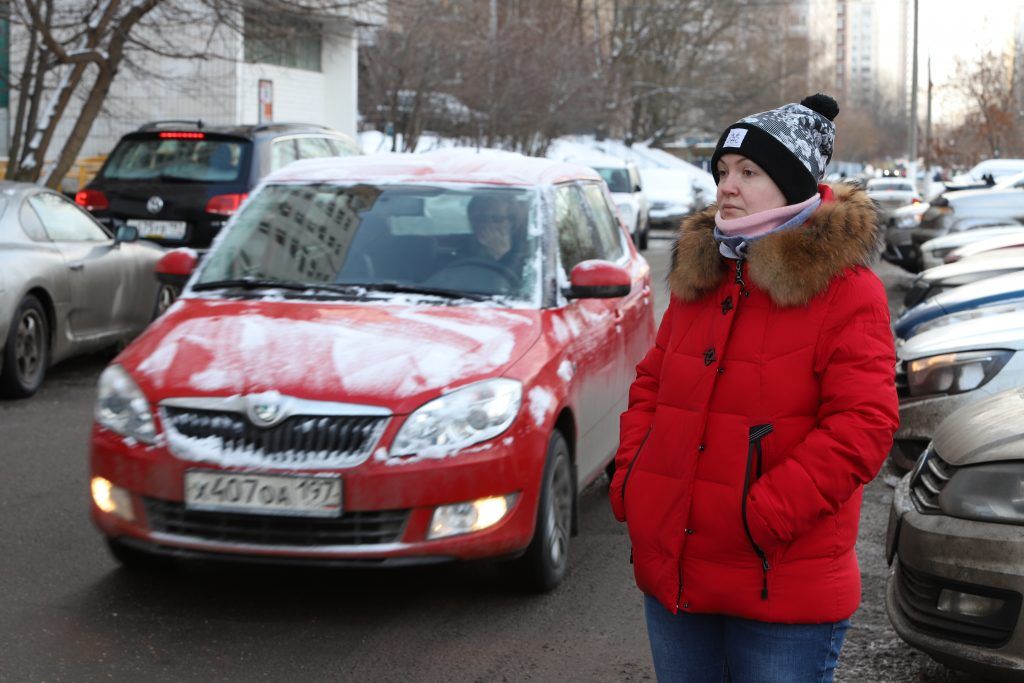 15 января 2019 года. Москвичка Полина Головко обратилась в редакцию за помощью. Автомобилисты во дворе ее дома на улице Кошкина постоянно нарушают скоростной режим. Фото: Гавриил Григоров