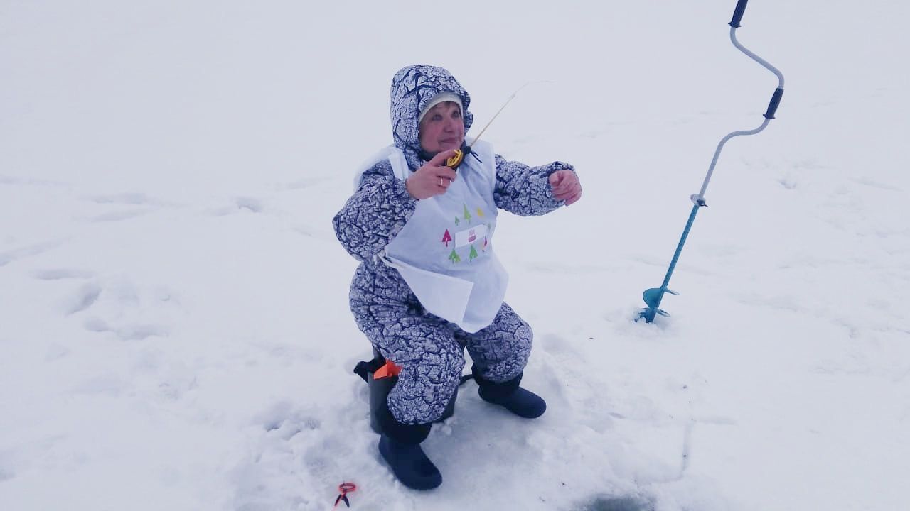 Особенности зимнего отдыха: как жители Южного округа сходили на подледную рыбалку