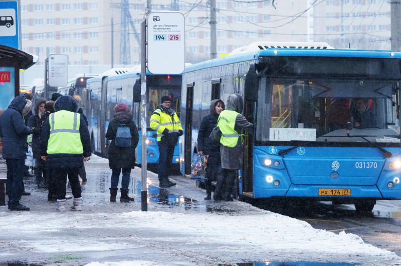 Между закрытыми станциями курсируют бесплатные автобусы. Фото: Антон Гердо