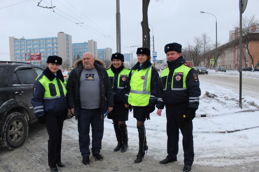 «Женский патруль» Госавтоинспекции Южного округа города Москвы поздравил водителей с 23 февраля!