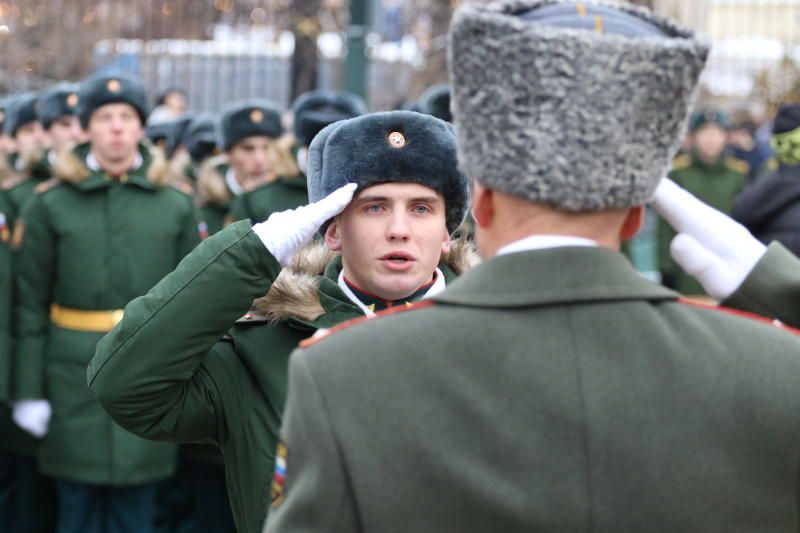 Военным запретили пользоваться смартфонами на службе. Фото: Максим Аносов