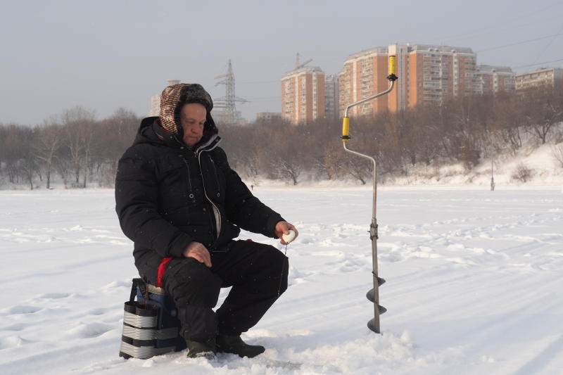 Москвичам дали рекомендации во время зимней рыбалки