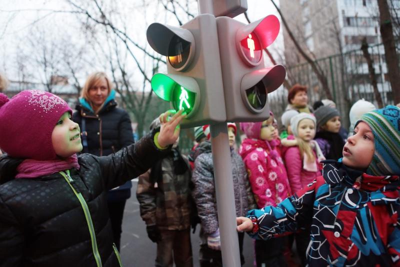 Дети рассматривают светофор. Фото: архив, "Вечерняя Москва"