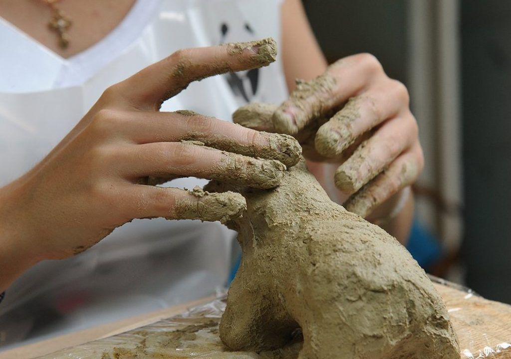Юных жителей юга научат лепить единорога из полимерной глины. Фото: сайт мэра Москвы