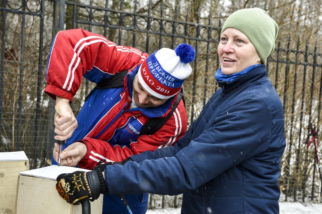 21 марта 2019 года. Участники «Московского долголетия» Сергей Васильев и Лидия Тарновская делают скворечник. Фото: Ирина Хлебникова