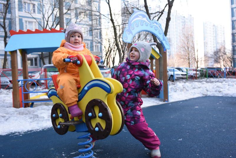 26 марта 2019 года. Сестры Симма (1) и Стеша (3) Котруновы с удовольствием проводят время на детской площадке около дома 23, корпус 2, по Гурьевскому проезду. Фото: Пелагия Замятина