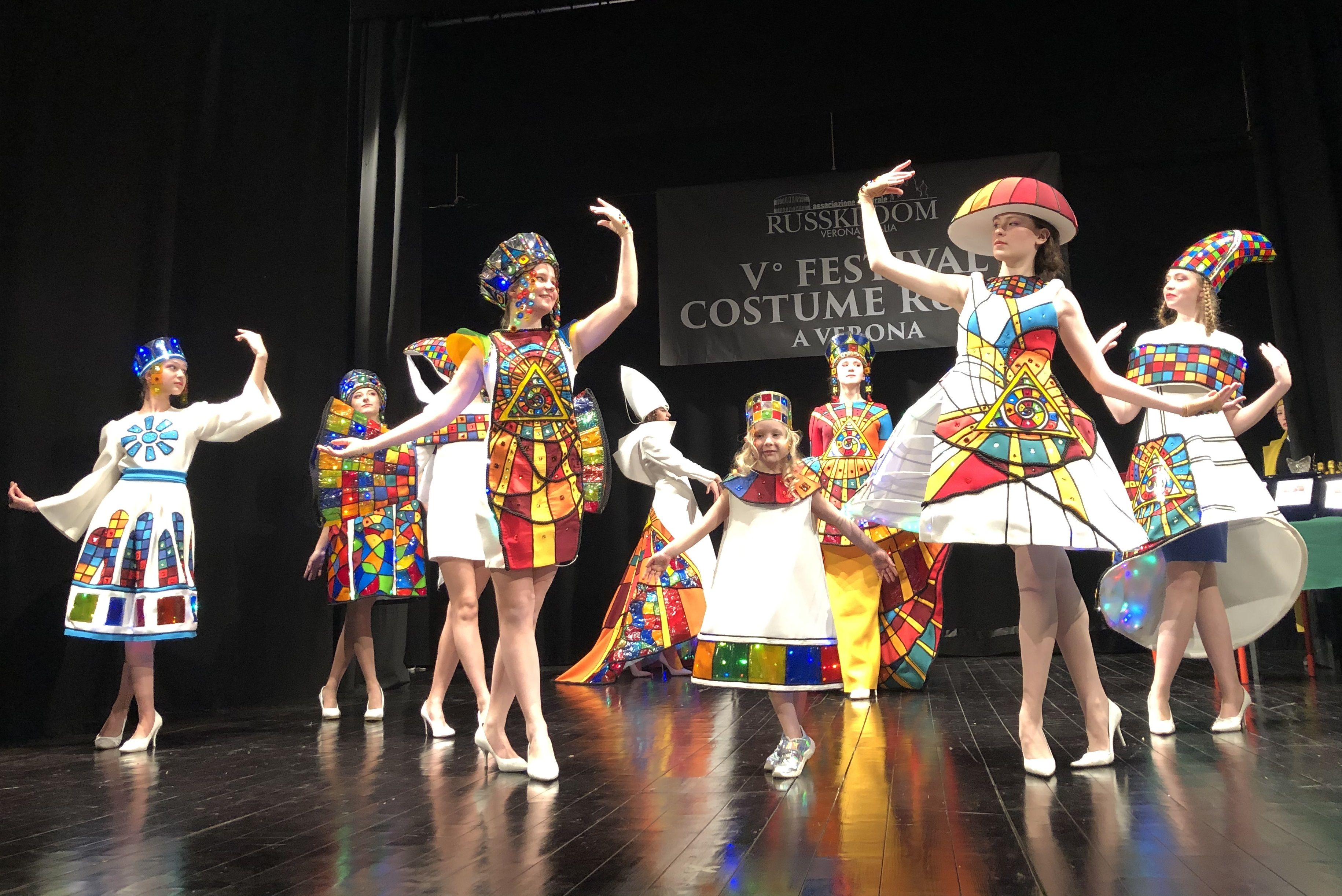 Воспитанницы Лаборатории «Дизайн-мода» на сцене театра Святой Терезы в Вероне. Фото: Анна Меженяускайте