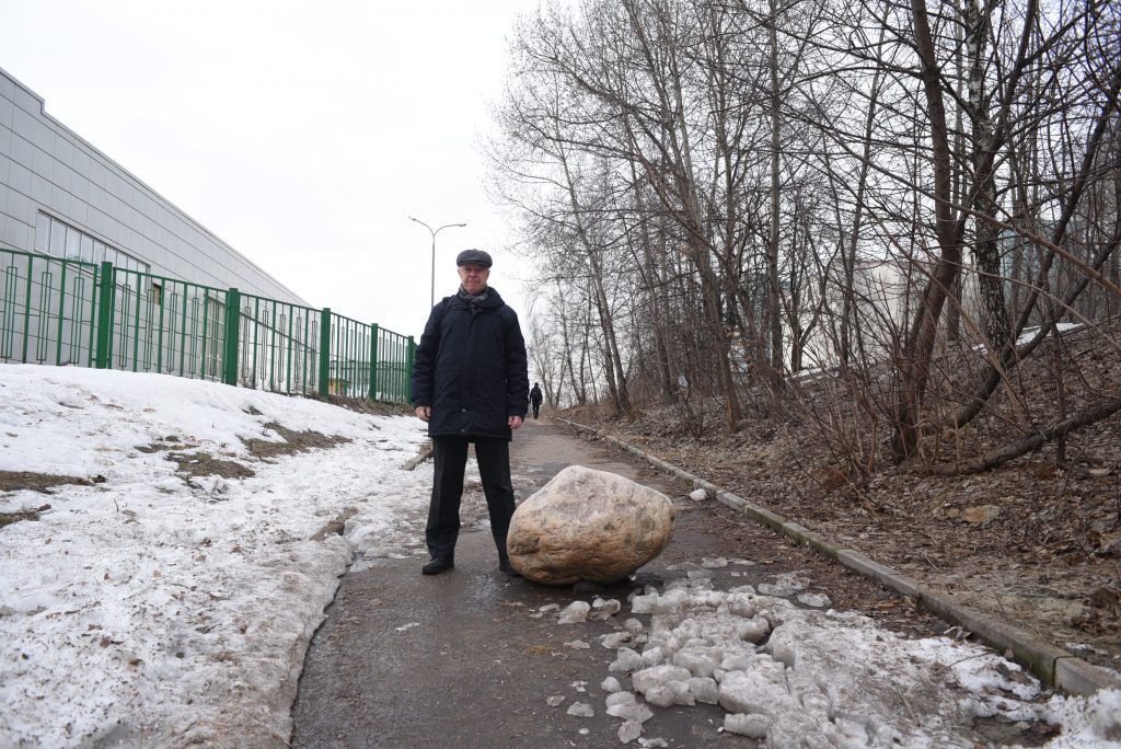 21 марта 2019 года. Москвич Олег Потехин стоит у огромного камня, мешающего проезду автомобилей к жилым домам. Фото: Пелагия Замятина 