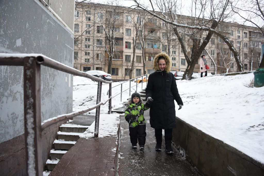 21 февраля 2019 года. Москвичка Ксения Ямбулатова вместе с сыном Русланом идет по очищенной дорожке у дома № 42, корп. 2, на Нагатинской набережной. Фото: Пелагия Замятина