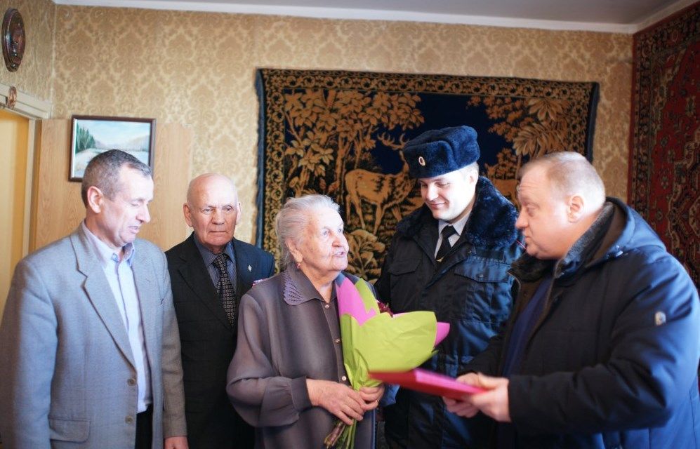 Сотрудники УВД по ЮАО поздравили ветерана Великой Отечественной войны Лидию Сергеевну Андрианову с 95-летием