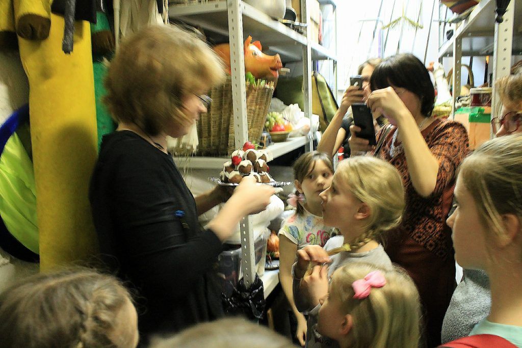 Марина Ситникова показывает ребятам пирожные из пенопласта. Фото: Любовь Тимошкина